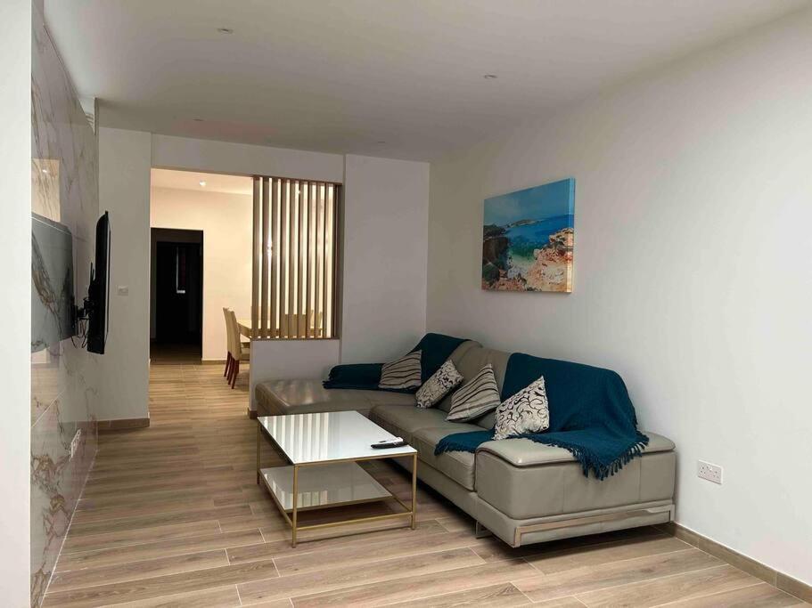 Apartamento A Flat In The Heart Of Bugibba Bahía de San Pablo Exterior foto